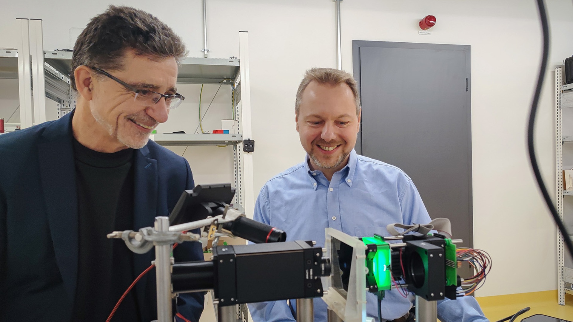 New chip tech inspired by the human brain uses tiny LEDs to slash AI ...