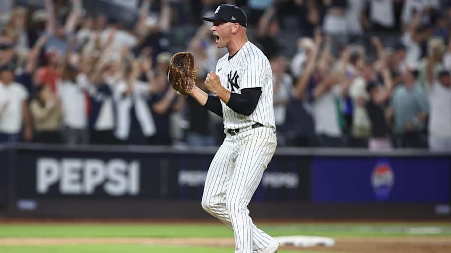 Cincinnati Reds sign two players to minor league deals