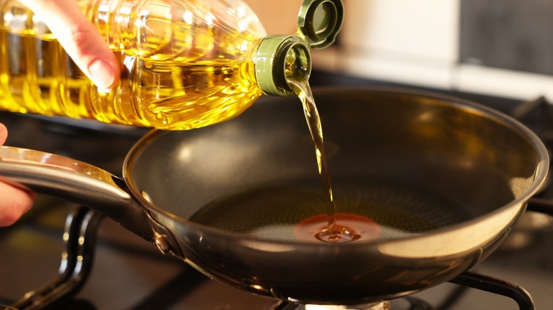 What's the real difference between deep-frying and pan-frying?