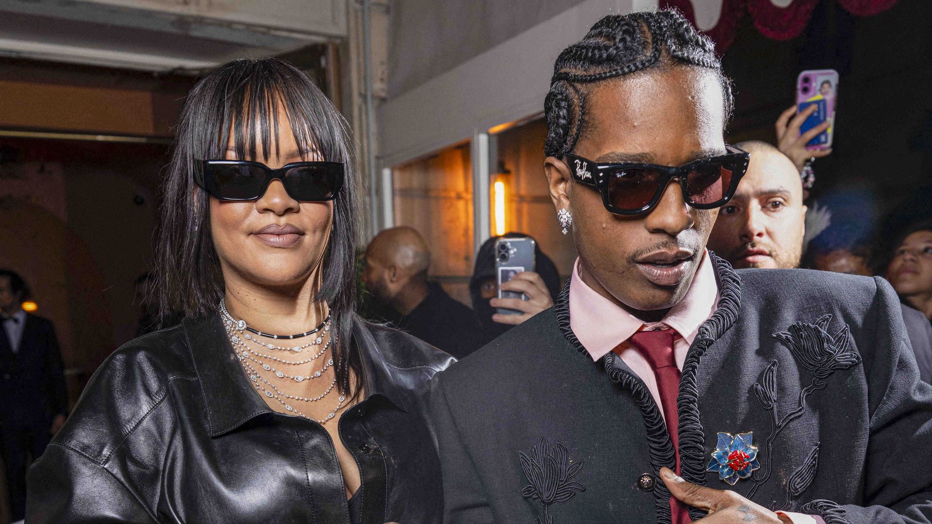 Rihanna vuelve al fleco en París y reafirma la tendencia que dominará 2026
