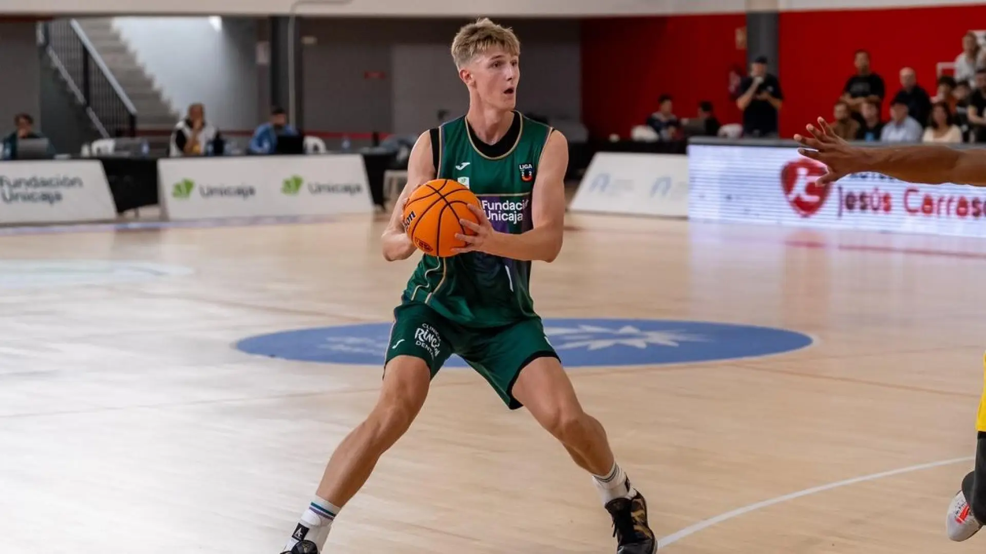 El canterano de Unicaja Marcus Moller deja temporalmente el baloncesto ...