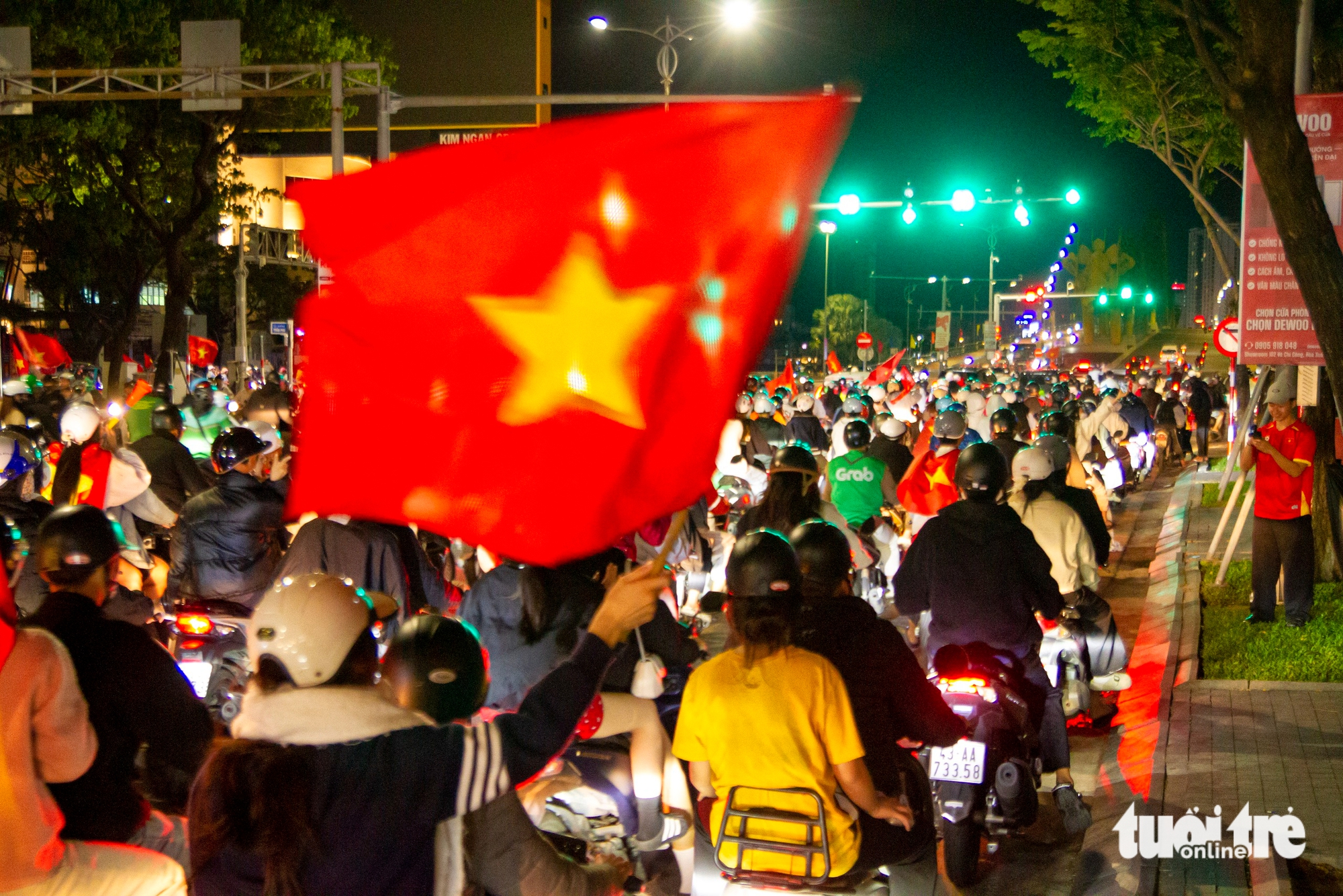 Du khách nước ngoài chung vui cùng người dân Đà Nẵng ăn mừng chiến thắng của U23 Việt Nam