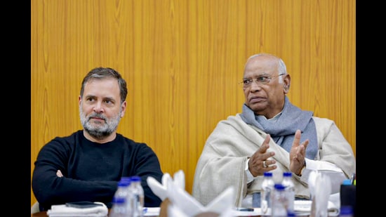 Kerala Cong unit meets high command in Delhi