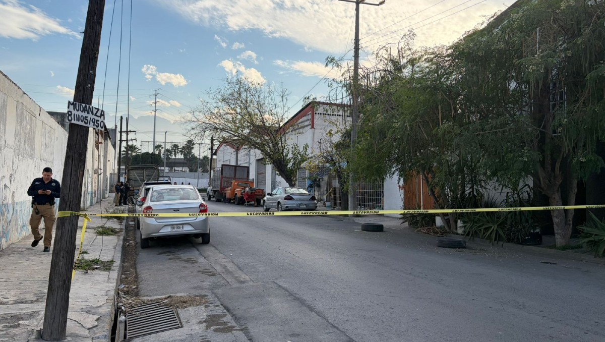 Joven resulta herido tras ser atacado a balazos en su vivienda en Monterrey