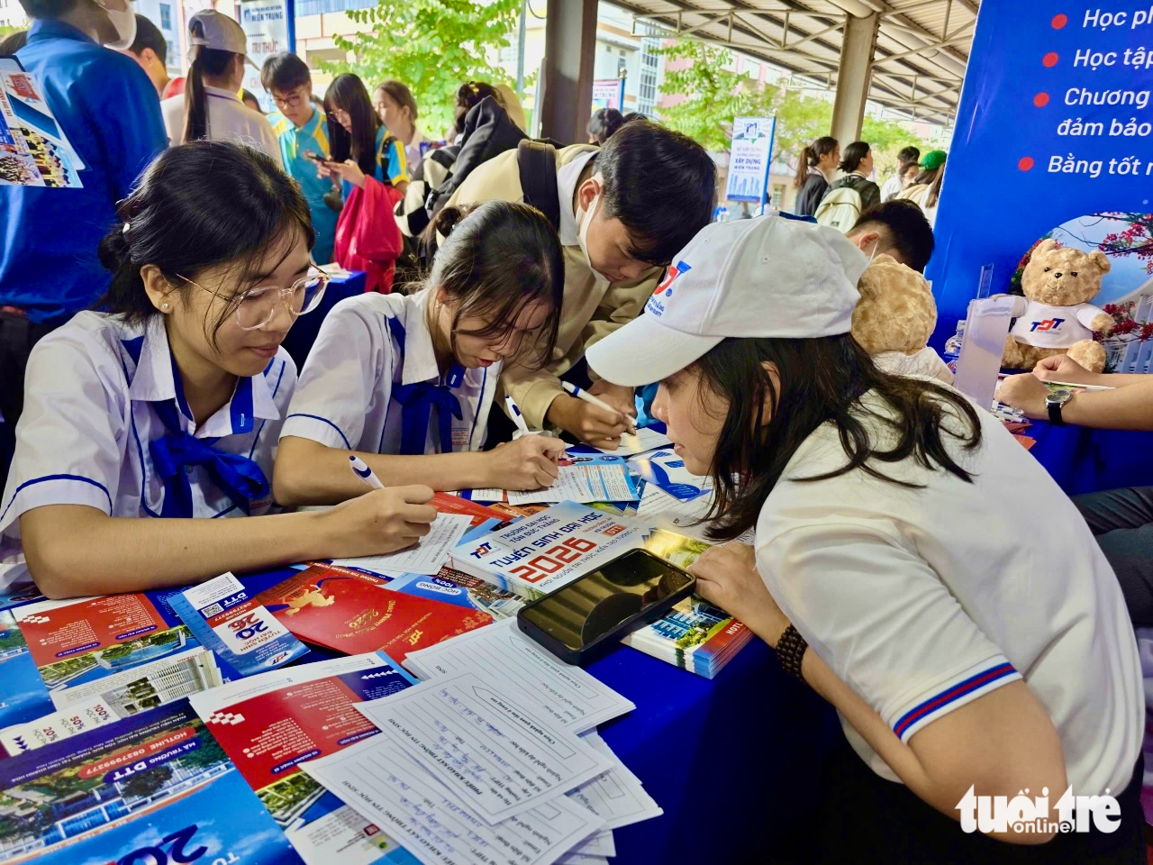 Học sinh mê các gian tư vấn tuyển sinh vừa được giải đáp, vừa nhận quà