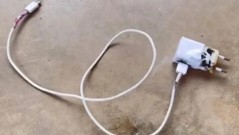 Niña de 15 años muere tras ser electrocutada por usar su celular ...