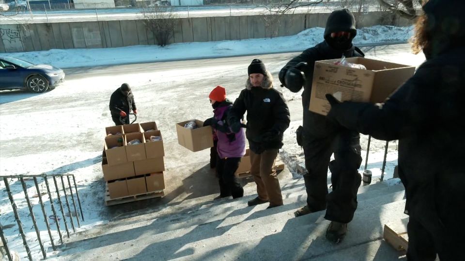 Iglesia en Minneapolis reparte alimentos a familias que evitan salir ...