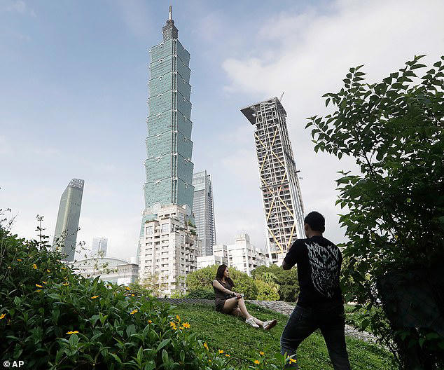 Daredevil aiming to clamber 101-storey tower without ropes and live on ...