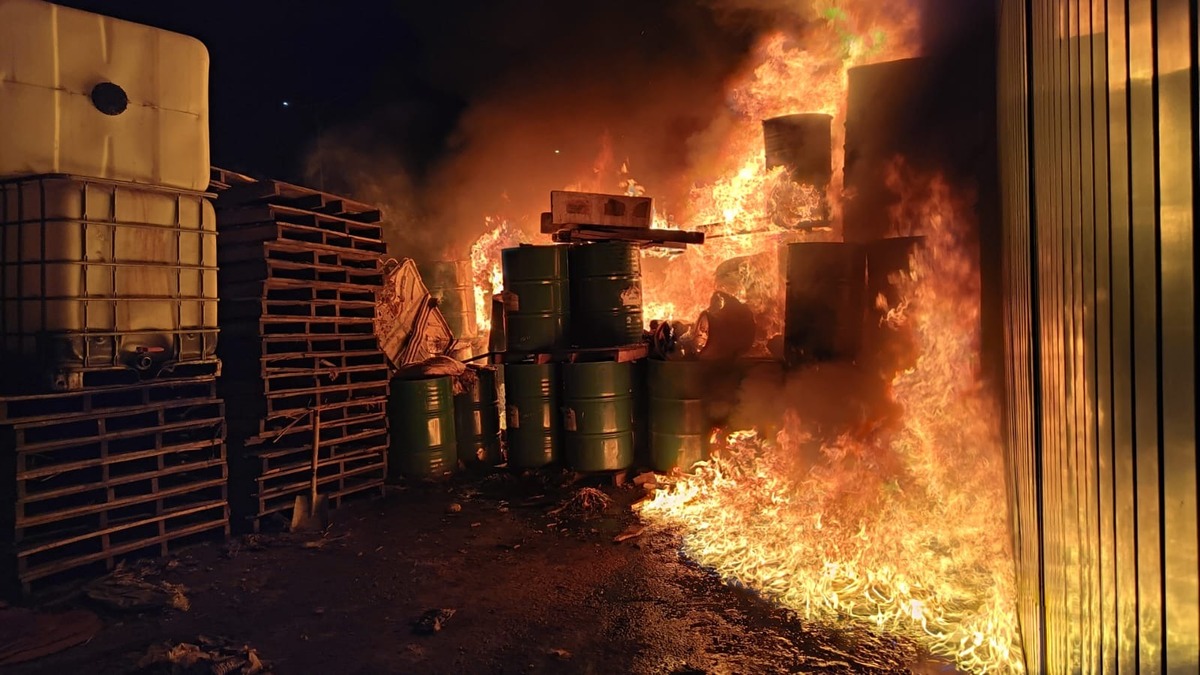 Se incendia fábrica de pinturas en Villas de Guadalupe Xalostoc, Edomex