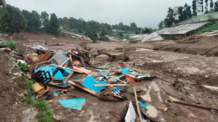 LONGSOR CISARUA - Puing-puing bangunan berserakan setelah diterjang longsor di Desa Pasirlangu, Kecamatan Cisarua, Kabupaten Bandung Barat, Jawa Barat pada Sabtu (24/1/2026). (Tribun Jabar/Daniel Andreand Damanik)