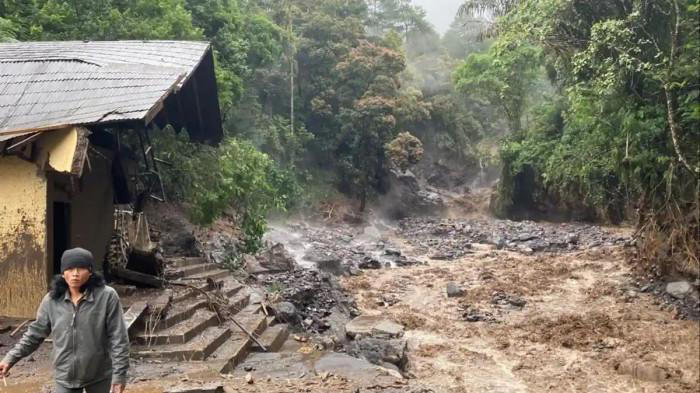 BANJIR BANDANG GUCI - Potret kawasan Pemandian Air Panas Pancuran 13 dan Pancuran 5 Guci, Kabupaten Tegal yang hilang diterjang banjir bandang, pada Sabtu (24/1/2026). Akibat banjir bandang tersebut tiga jembatan hilang dan beberapa fasilitas rusak, termasuk ada pohon tumbang dan longsor di beberapa titik.