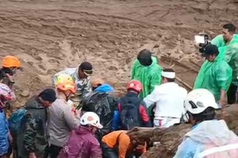 Momen KDM ikut bantu evakuasi korban longsor di Cisarua, Bandung Barat, Sabtu (24/1/2026). Foto: Abisatya/kumparan