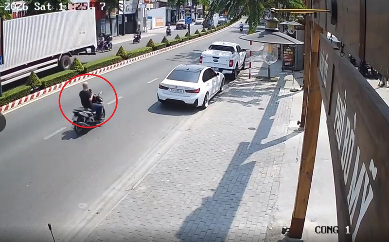 Clip: Người đàn ông chạy xe máy đập gương chiếu hậu ô tô trên phố