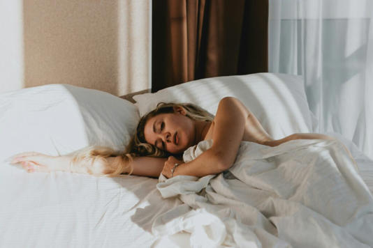 Dormir entre 10 y 30 minutos después del almuerzo potencia la concentración sin afectar el sueño nocturno . Photo by Iam Os