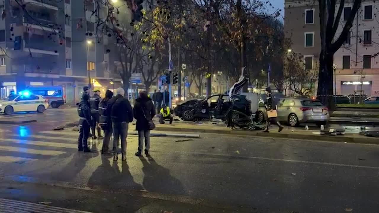 Schianto a Milano tra un camion dei rifiuti e due auto, c'e' una vittima