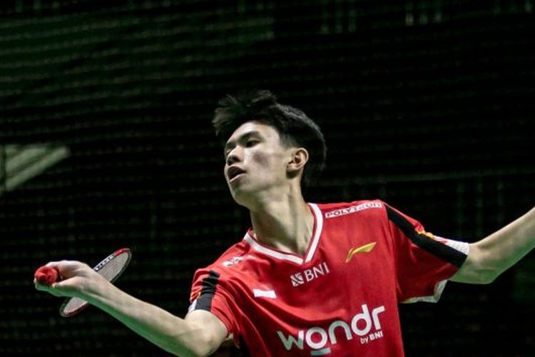 Atlet muda berlatih bulu tangkis