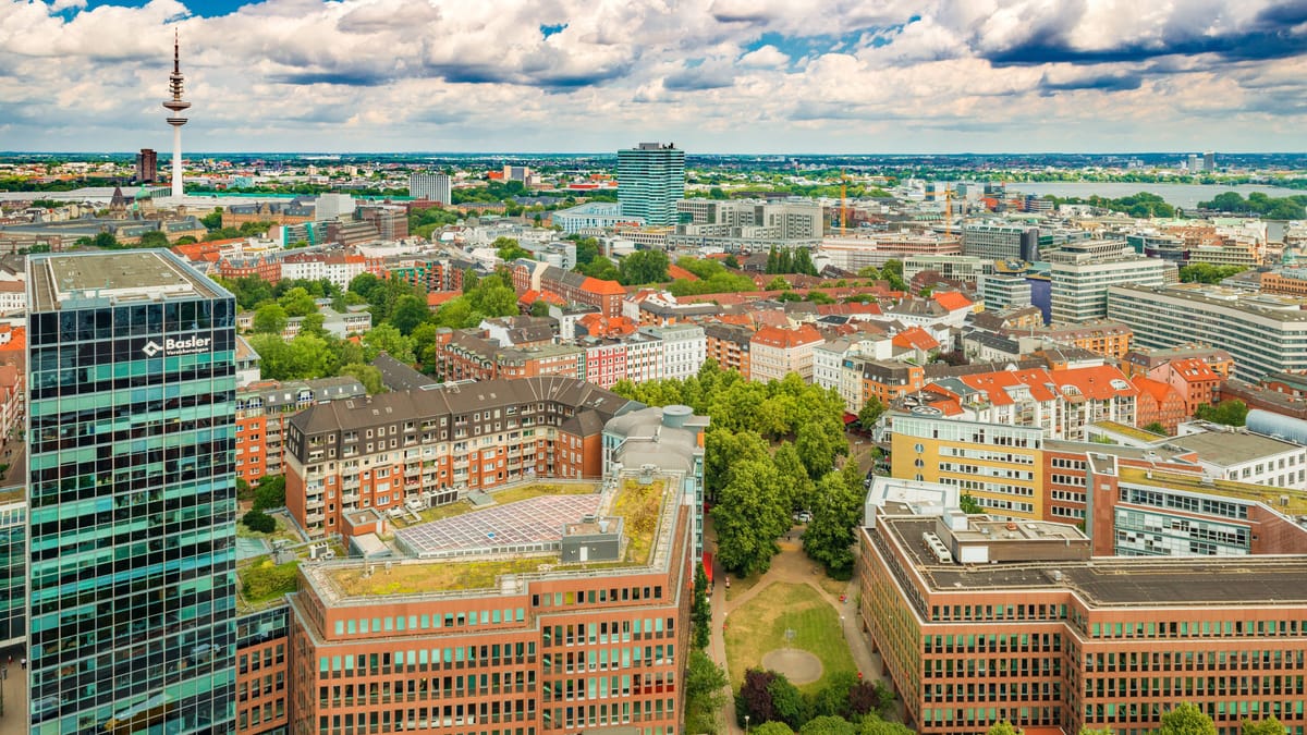 hamburgs-ltestes-geb-ude-steht-mitten-im-meer