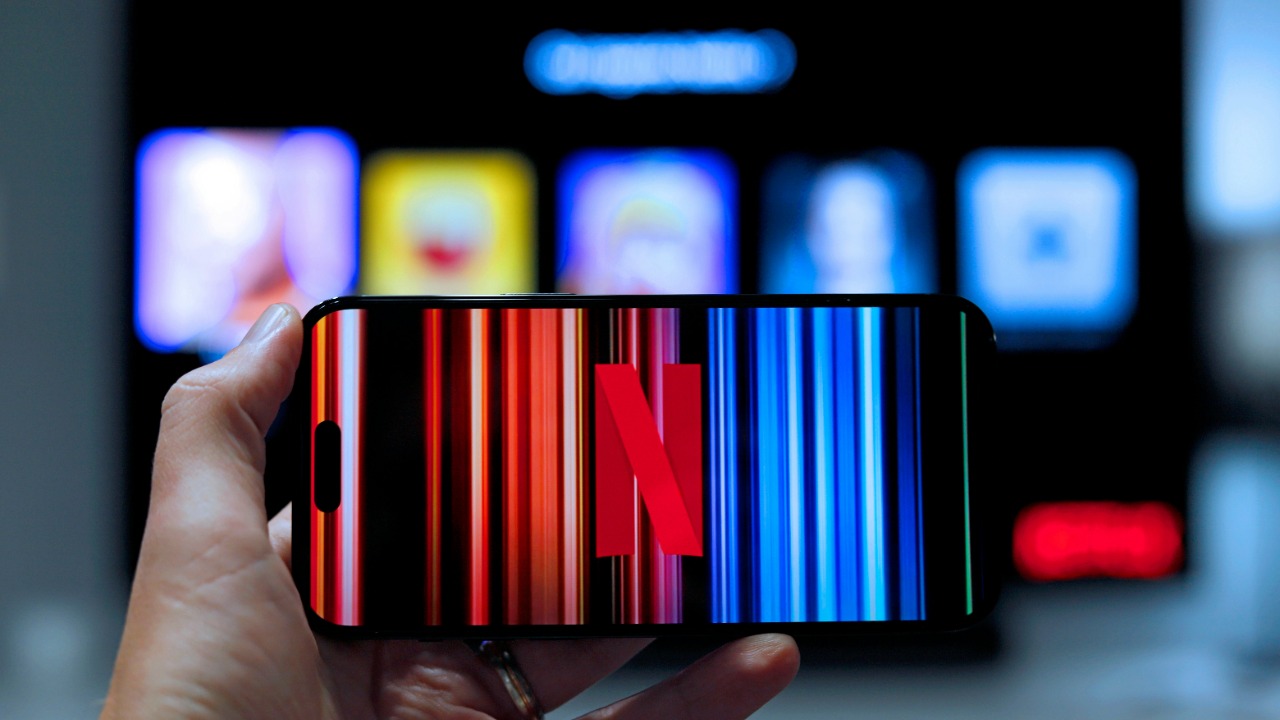 Netflix stock tanks 35%+ after Q4 as WBD deal fears explode<br>