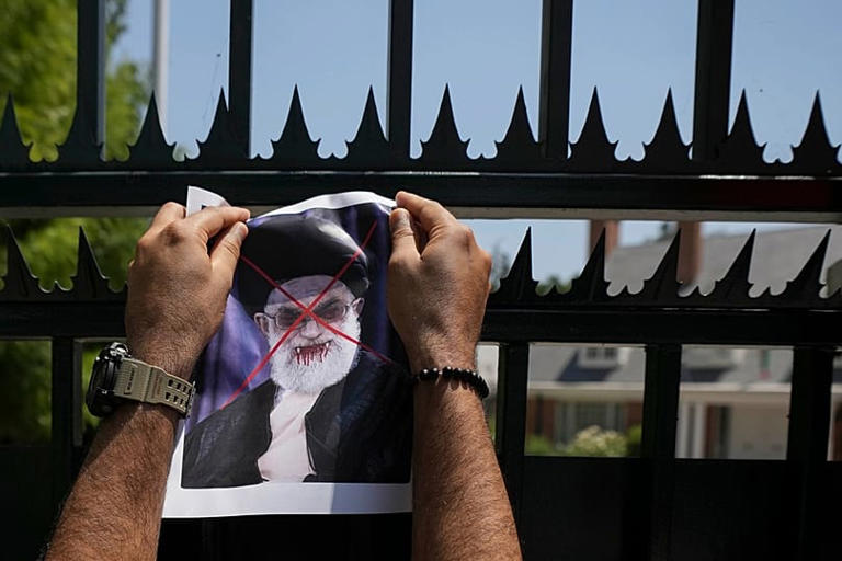 Un cartel pintarrajeado del líder supremo de Irán, el ayatolá Alí Jamenei, durante una manifestación en apoyo de las protestas antigubernamentales en Chile el 20 de enero de 2026. Esteban Felix/ AP