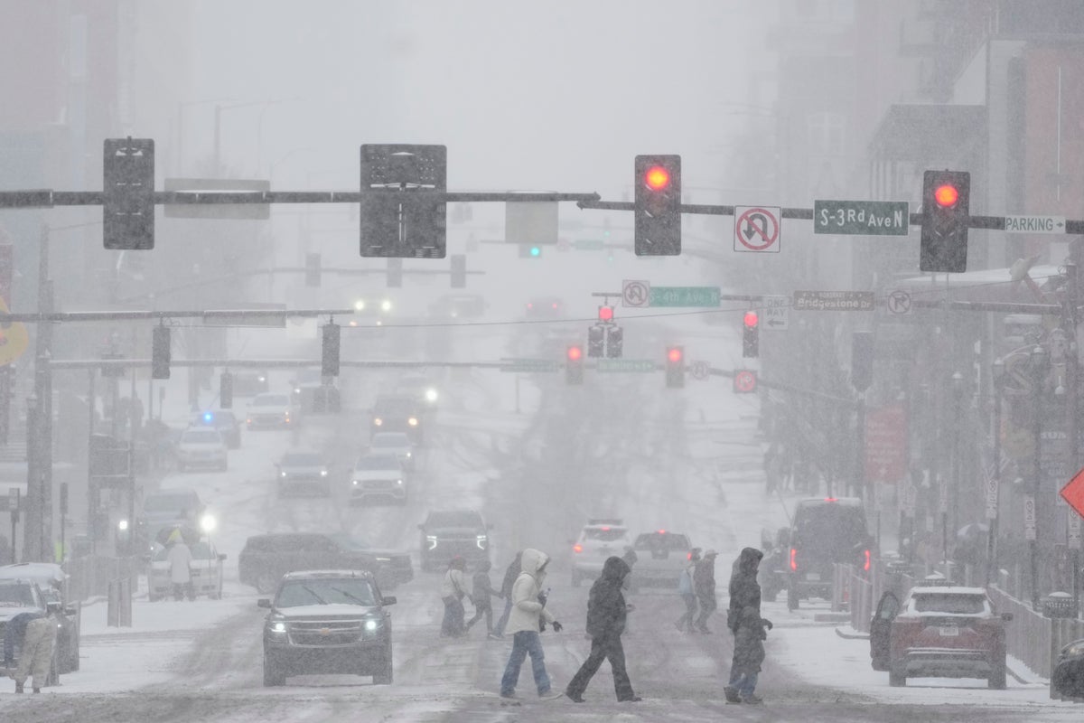 People brace themselves for the winter storm moving across the US, in ...