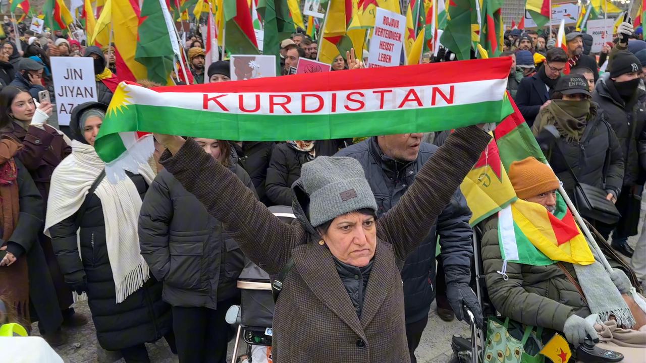 Germany: Protesters back Rojava, denounce Syrian leader - 67088614