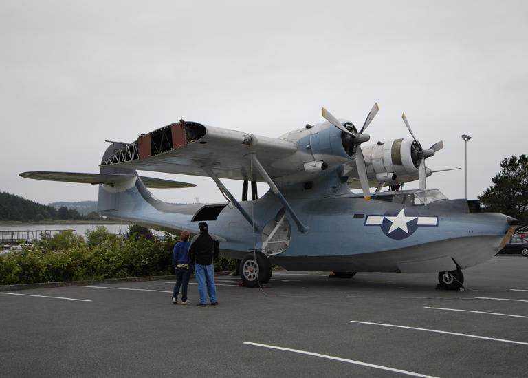 One last flight: WWII PBY Catalina airlifted by CH-47 Chinook over ...