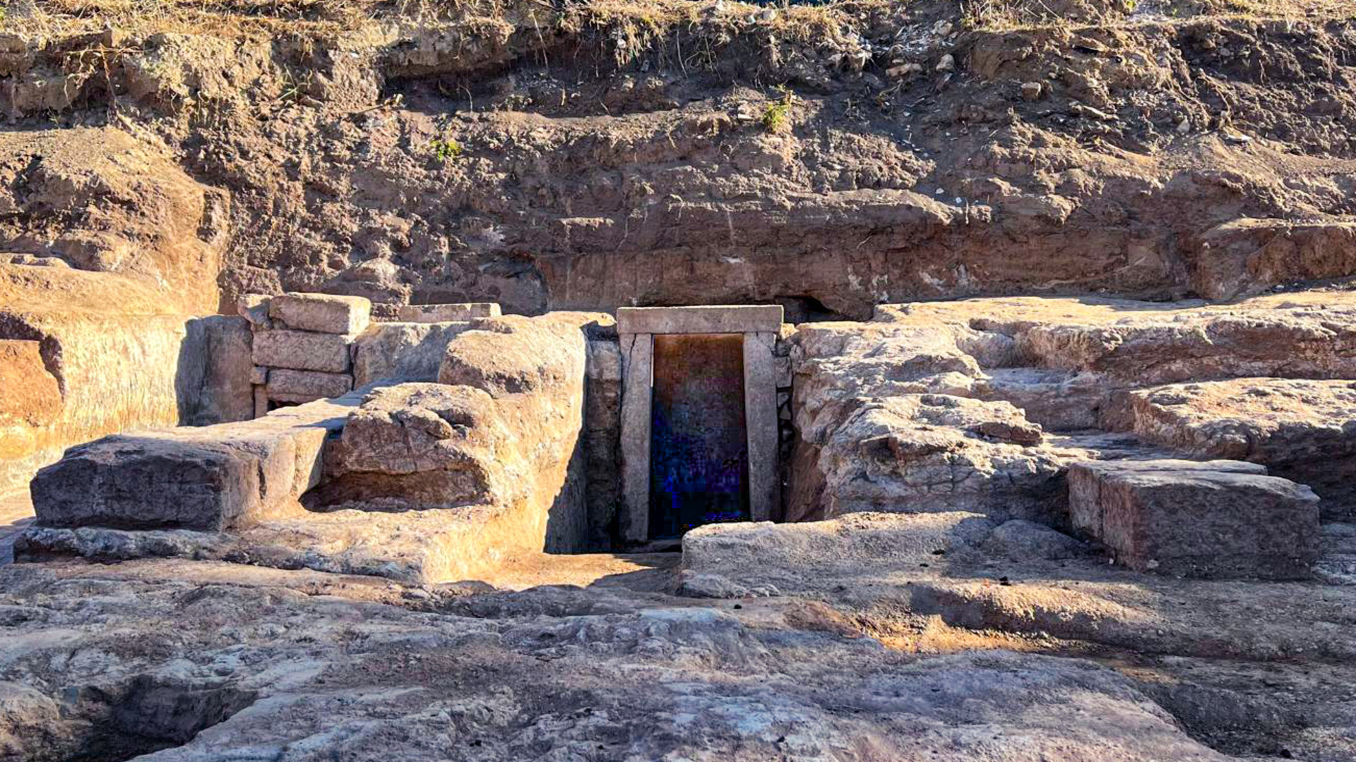 2,400-year-old new neighborhood in Rome discovered with pools, tombs ...