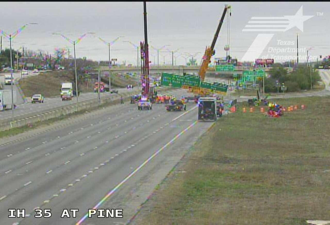 San Antonio highway closed after vehicle hits overhead signs<br><br>