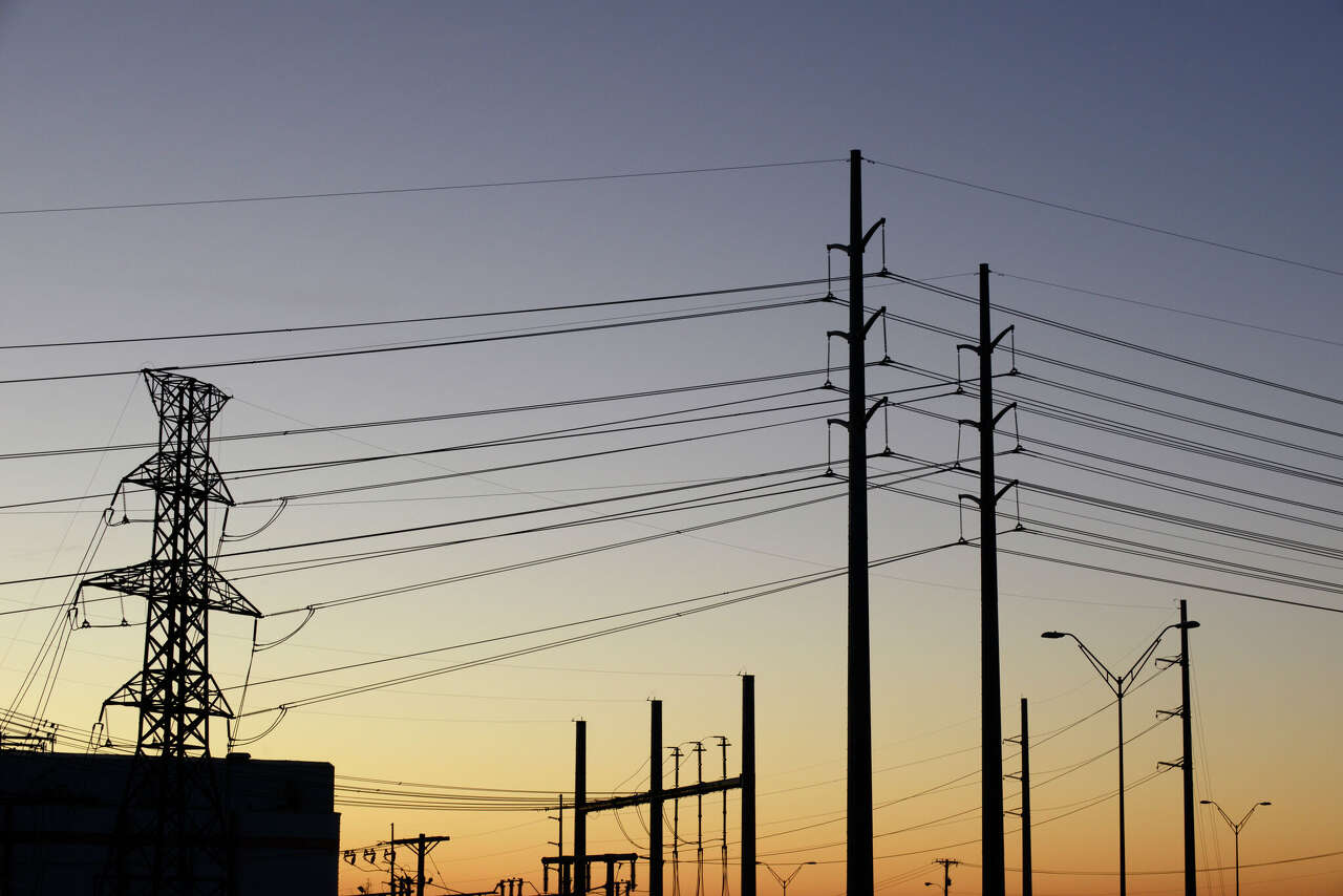 Early morning power outage leaves thousands across DFW without electricity
