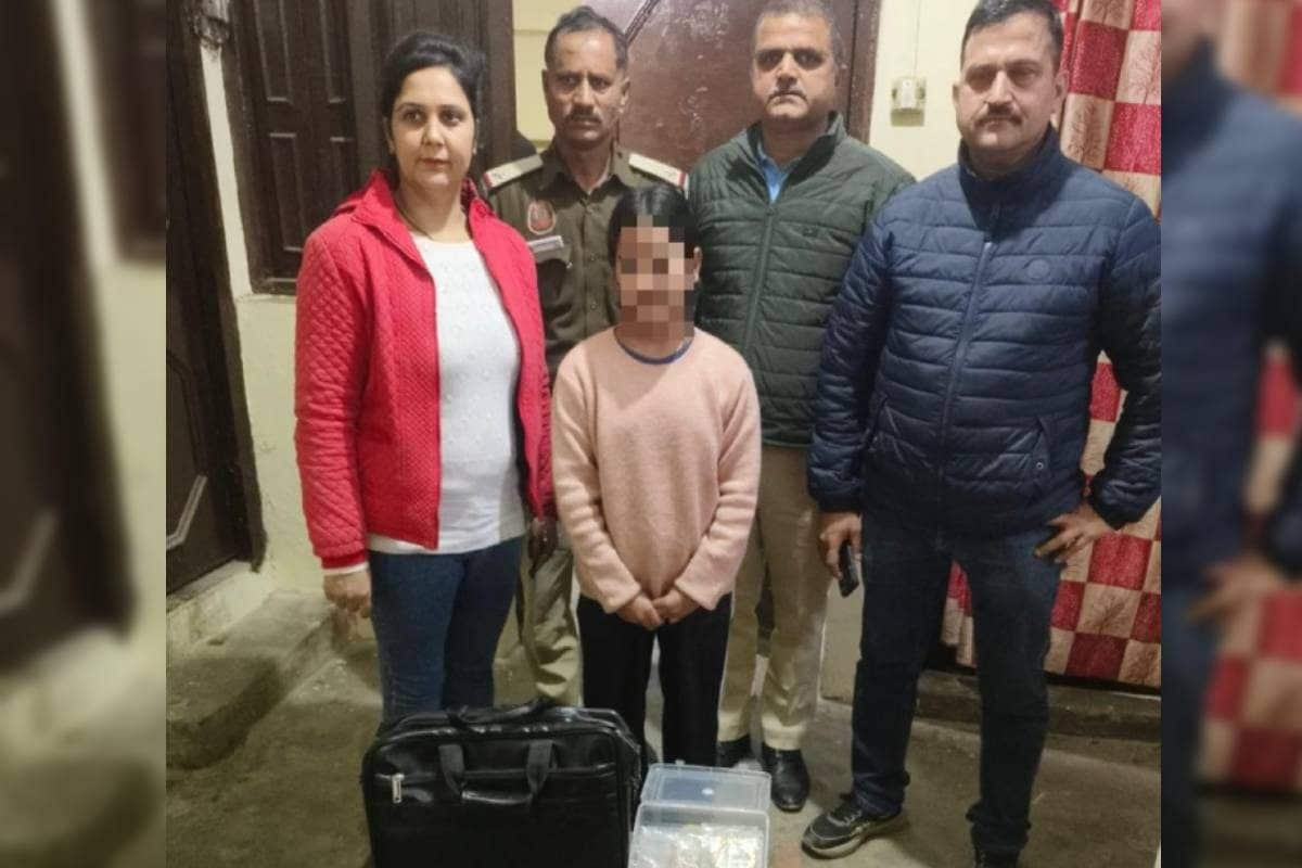 मेट्रो में गुलाबी जैकेट वाली ‘चोरनी’, छात्रा ने उड़ाए 20 लाख के गहने