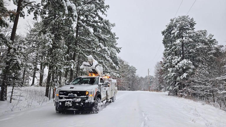 Entergy mobilizes thousands to restore power in Mississippi