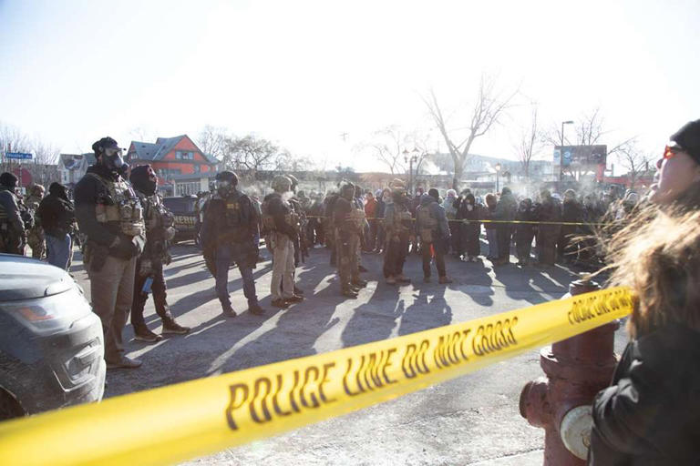 Protester standing '5 feet' from Alex Pretti says he was 'trying to ...