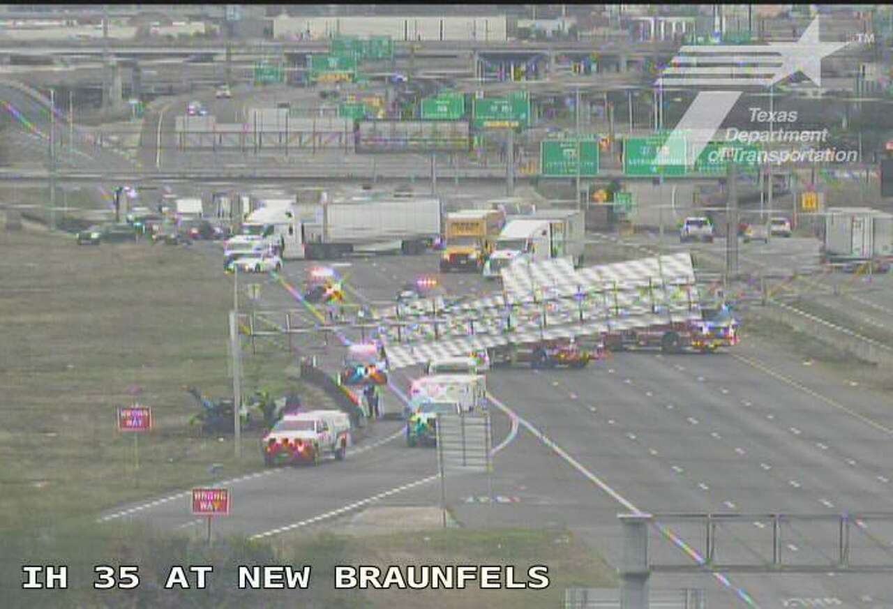 Vehicle strikes overhead road signs, forcing highway closure in San Antonio<br>
