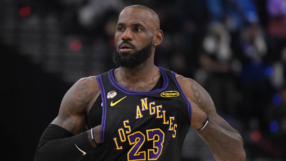 LeBron James debuts new Oregon Ducks Nike sneaker