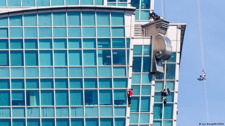 Alex Honnold: US man free climbs Taiwan's 101-story tower