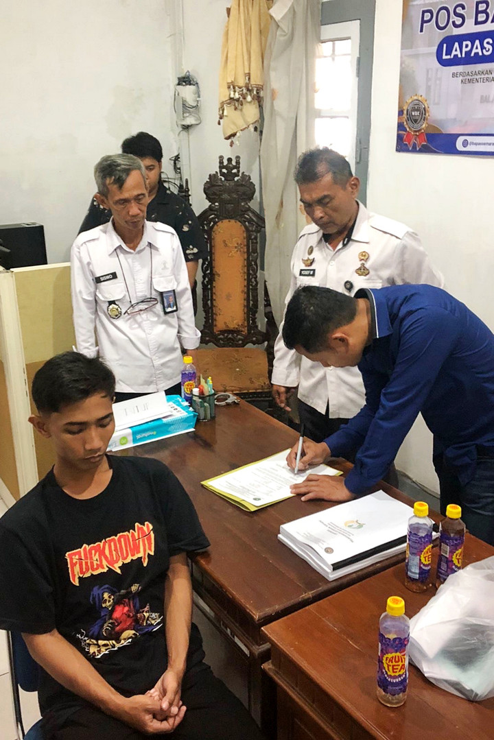 Ilustrasi petugas BNN menggerebek lokasi narkoba