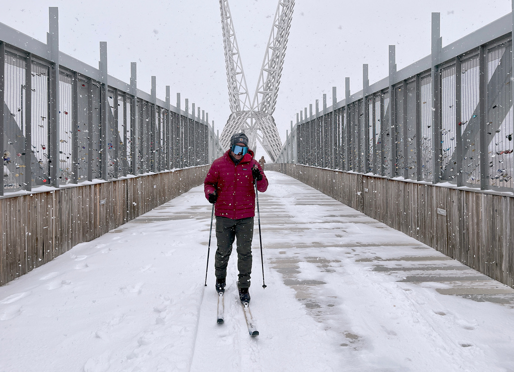 Thousands of flights canceled as major winter storm moves across the US