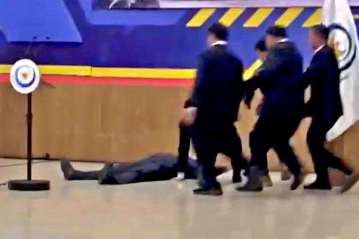 Menteri Kelautan dan Perikanan, Sakti Wahyu Trenggono jatuh pingsan saat menjadi inspektur upacara persemayaman korban jatuh pesawat ATR-42500 di AUP Kelautan dan Perikanan, Pasar Minggu, Jakarta Selatan, Minggu (25/1/2026). Foto: Nasywa Athifah/kumparan