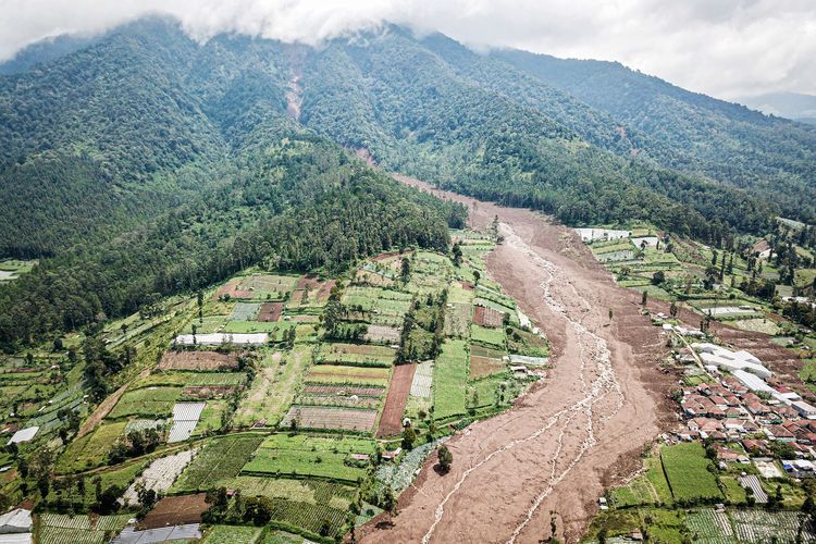 Lanskap lokasi longsor dan lahan perkebunan di lereng Gunung Burangrang, Desa Pasirlangu, Kecamatan Cisarua, Kabupaten Bandung Barat (KBB), Jawa Barat, Minggu (25/1/2026).
