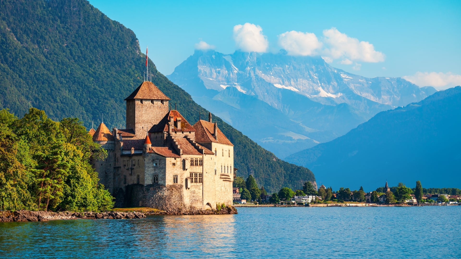 En Suisse, ce superbe château médiéval sur les rives du Léman est l’un ...