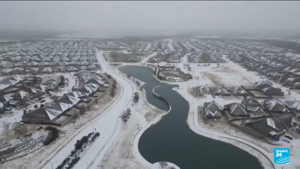 US storm leaves 160,000 without power