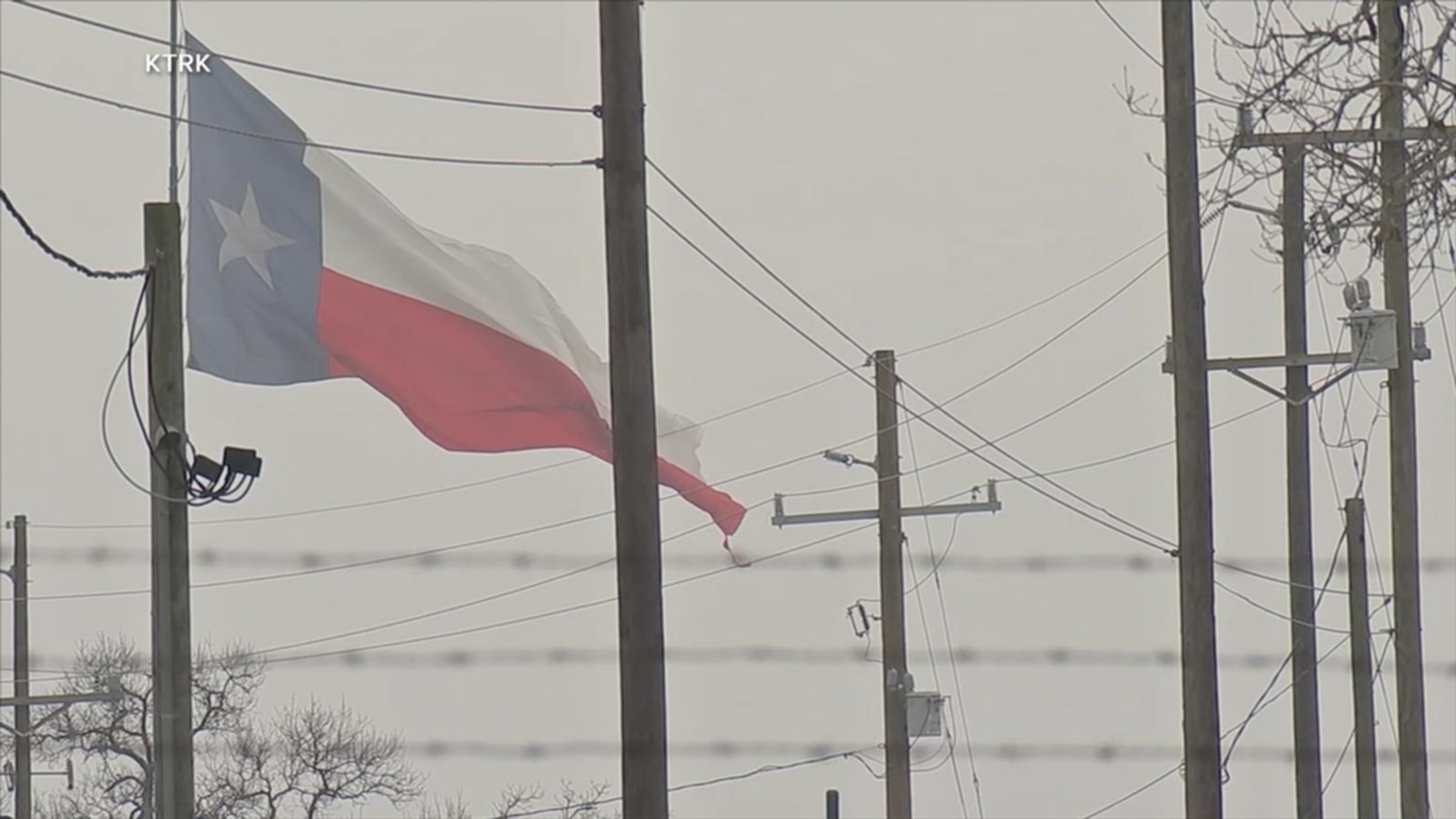 Storm leaves tens of thousands of customers without power<br>