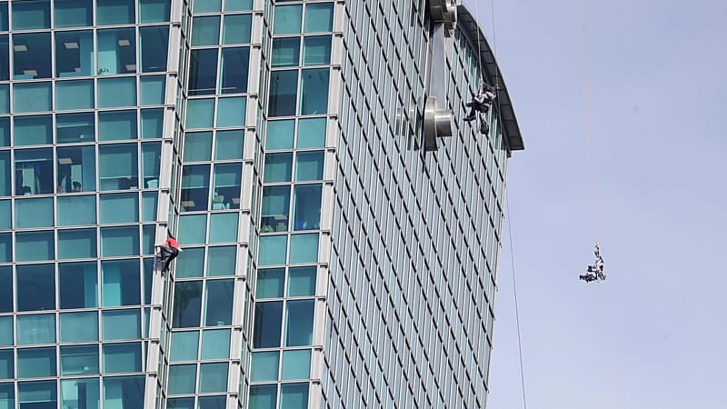 American climber Alex Honnold scales 101-floor skyscraper without ...