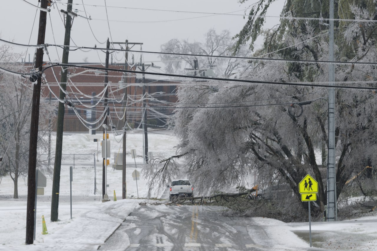 Expansive winter storm snarls the central and eastern US