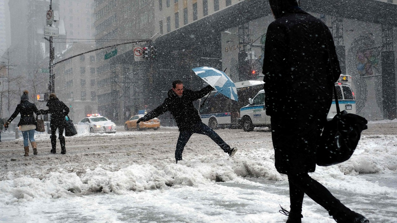 8 million stuck in shutdown as NYC braces for heaviest snowstorm in 5 years<br>