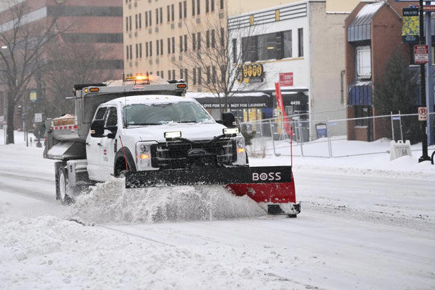US storm leaves 800,000 without power, forces 10,000 flight cancellations
