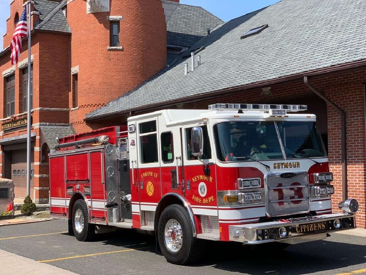 5 Seymour residents displaced, 2 dogs rescued from Deerfield Drive fire ...