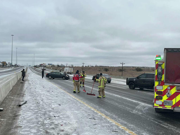 Major multi-car crash completely shuts down I-35 due to hazardous ice