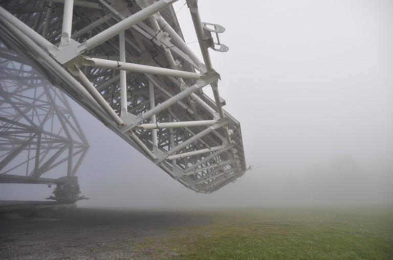 How does Green Bank get snow off its telescope?