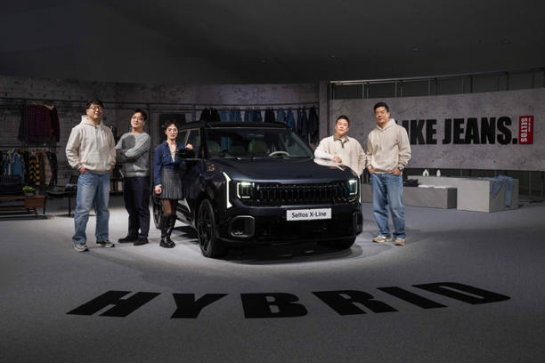 (왼쪽부터) 이민영 기아넥스트디자인내장1팀 팀장, 손용준 국내상품1팀 팀장, 장수진 기아넥스트CMF팀 팀장, 정두석 기아 MSV프로젝트4팀 책임연구원, 안서희 기아넥스트디자인외장2팀 팀장.